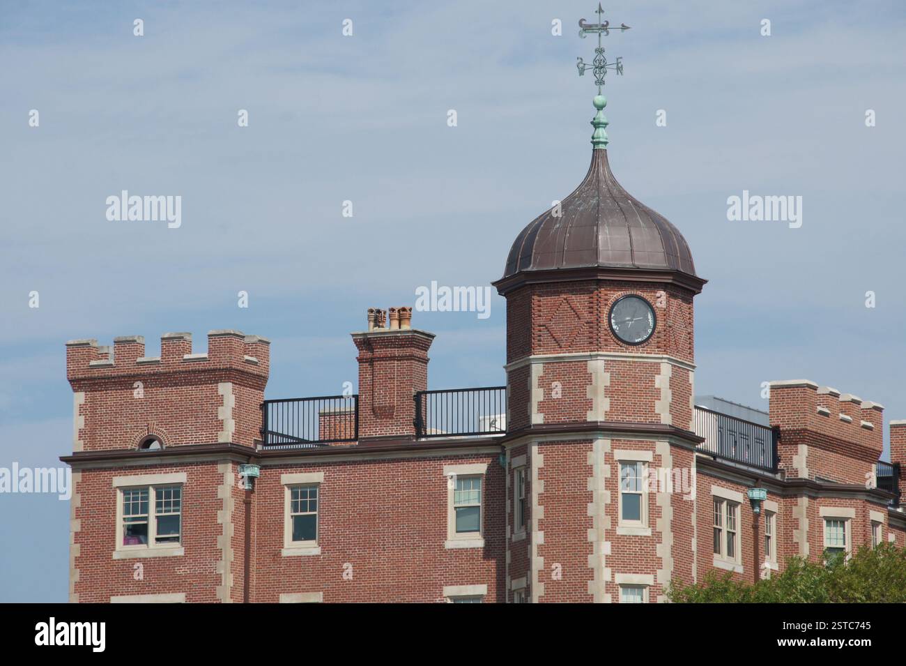 Boston: Backsteingebäude mit Uhrenturm, Kupferdach und Wetterfahne. Unverwechselbare Architektur, die an ein Schloss erinnert. Symbol des historischen Denkmals Stockfoto