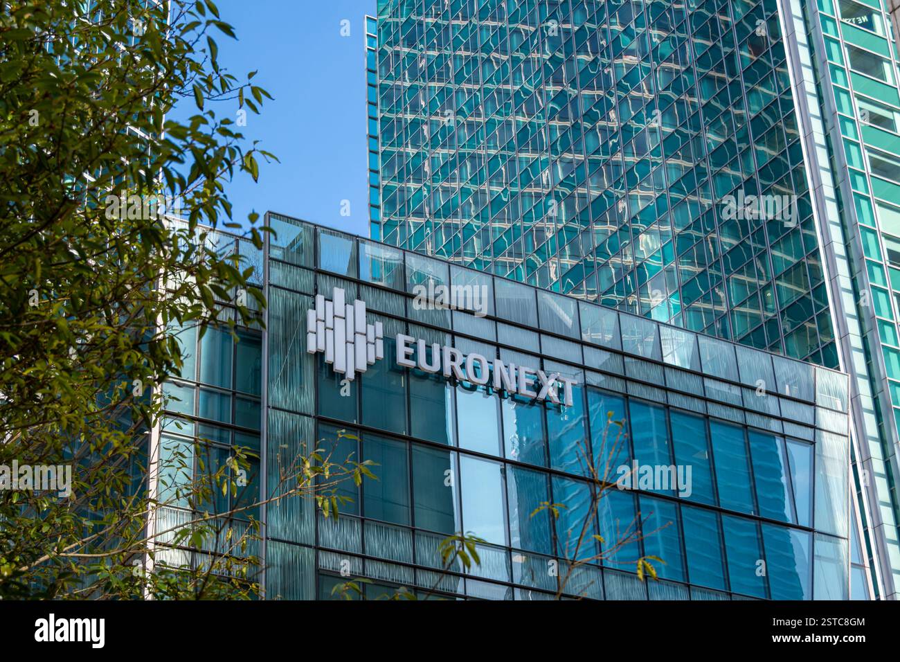 Außenansicht des Euronext-Gebäudes im Pariser Geschäftsviertel La Défense. Euronext ist die wichtigste Börse in der Eurozone Stockfoto