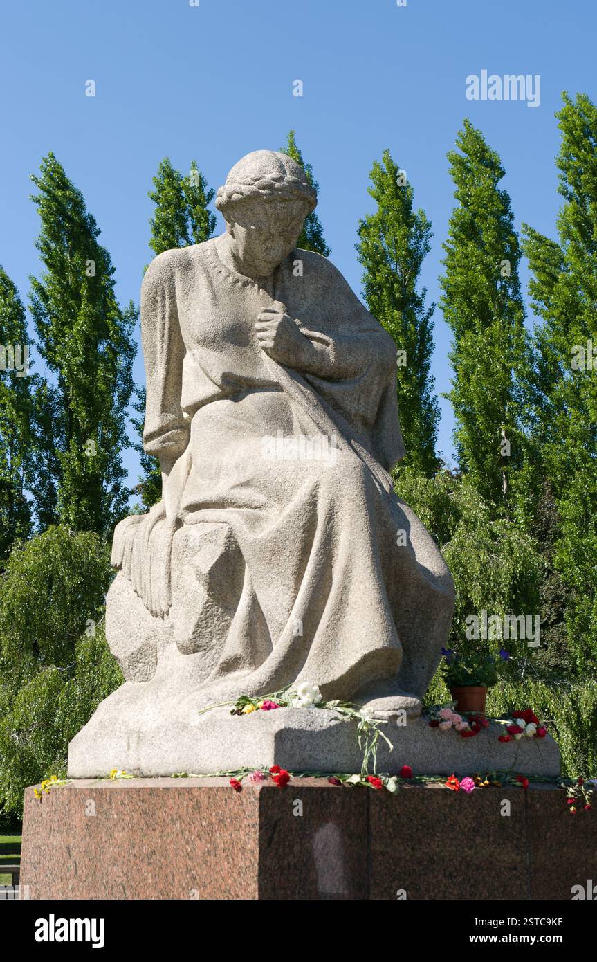 Sowjetische Ehrenmal (Treptower Park)-Heimat-Statue. Stockfoto