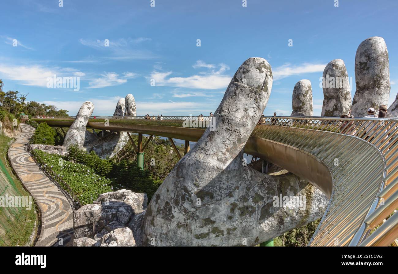 Golden Bridge Steinhandbrücke und Observatorium mit Bergblick in der Ba Na Hills Sunworld in Danang Vietnam Stockfoto