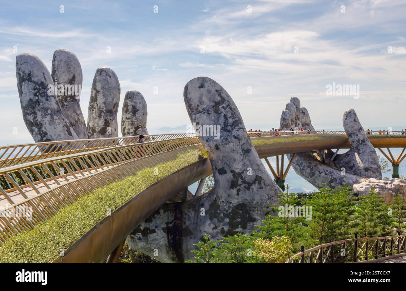 Golden Bridge Steinhandbrücke und Observatorium mit Bergblick in der Ba Na Hills Sunworld in Danang Vietnam Stockfoto