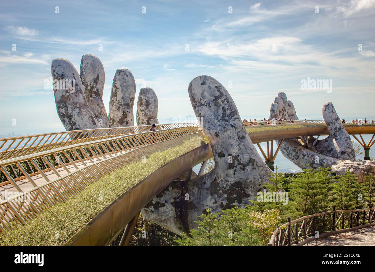 Golden Bridge Steinhandbrücke und Observatorium mit Bergblick in der Ba Na Hills Sunworld in Danang Vietnam Stockfoto