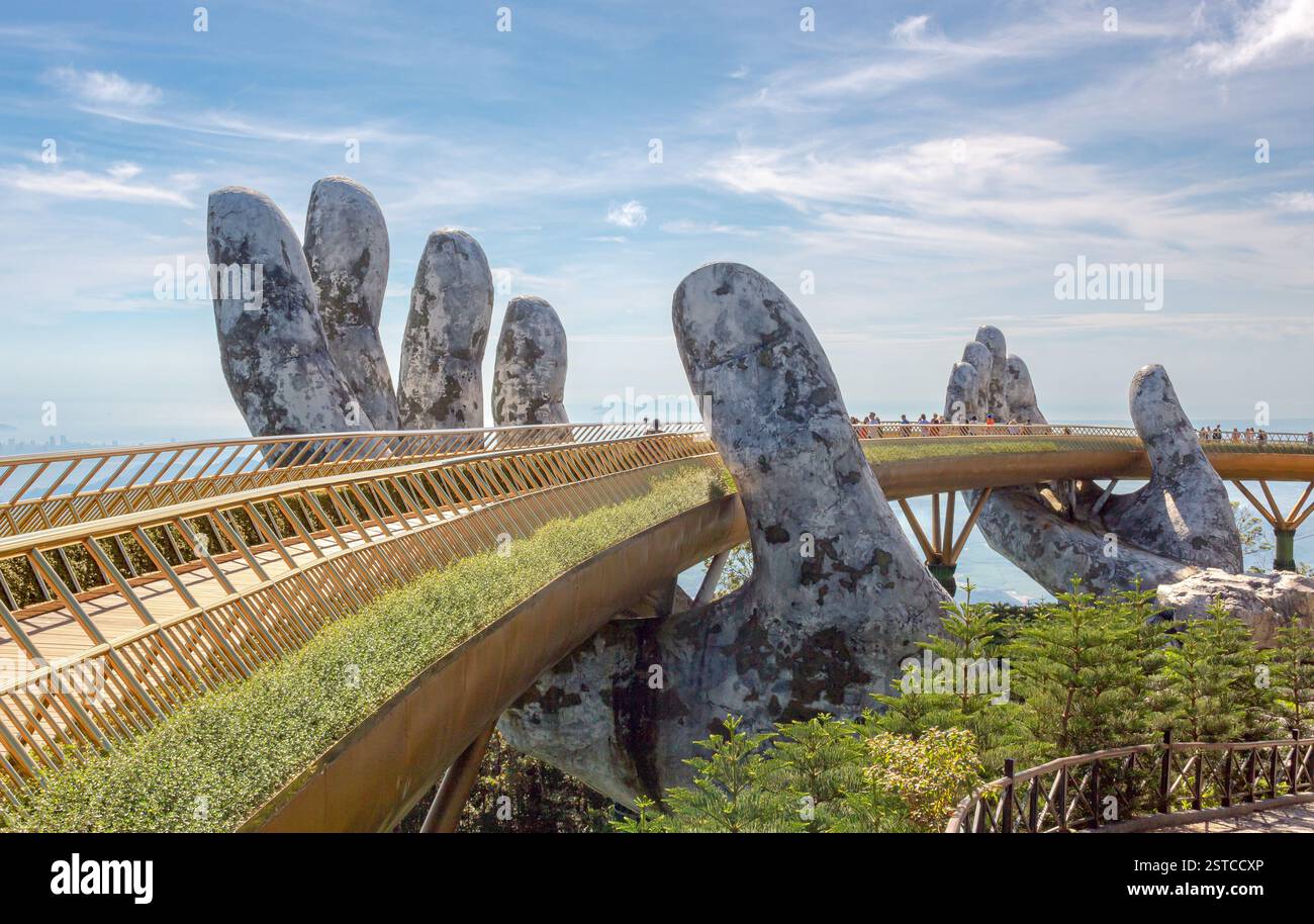 Golden Bridge Steinhandbrücke und Observatorium mit Bergblick in der Ba Na Hills Sunworld in Danang Vietnam Stockfoto