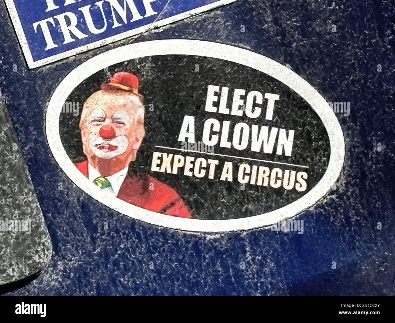 Ein Anti-Trump-Aufkleber, auf dem steht: Wählen Sie einen Clown, erwarten Sie einen Zirkus. Auf einem Auto in Westchester, New York. Stockfoto