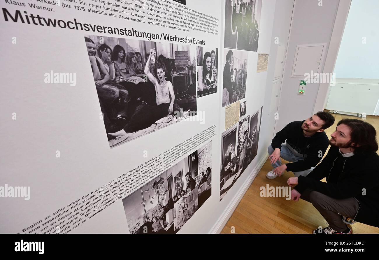 Künstlerische Freiräume in Karl-Marx-Stadt 1802-25/Chemnitz/die Ausstellung Künstlerische Freiräume in Karl-Marx-Stadt in den Kunstsammlungen Chemnitz vom 20.02.2025-15.02.2026 widmet sich sich der Geschichte der Galerie Oben und der Künstlergruppe Clara Mosch. Diese beiden unabhängigen Projekte entstanden in den 1970er Jahren als Reaktion auf den offiziellen Kulturbetrieb der DDR und boten Künstlern eine Plattform für unkonventionelle Ausstellungen und Aktionen. Die Ausstellung zeigt zahlreiche Originaldokumente, Fotos, Plakate und Postkarten, die Geschichte beider Galerien erzählen. Besucher Stockfoto