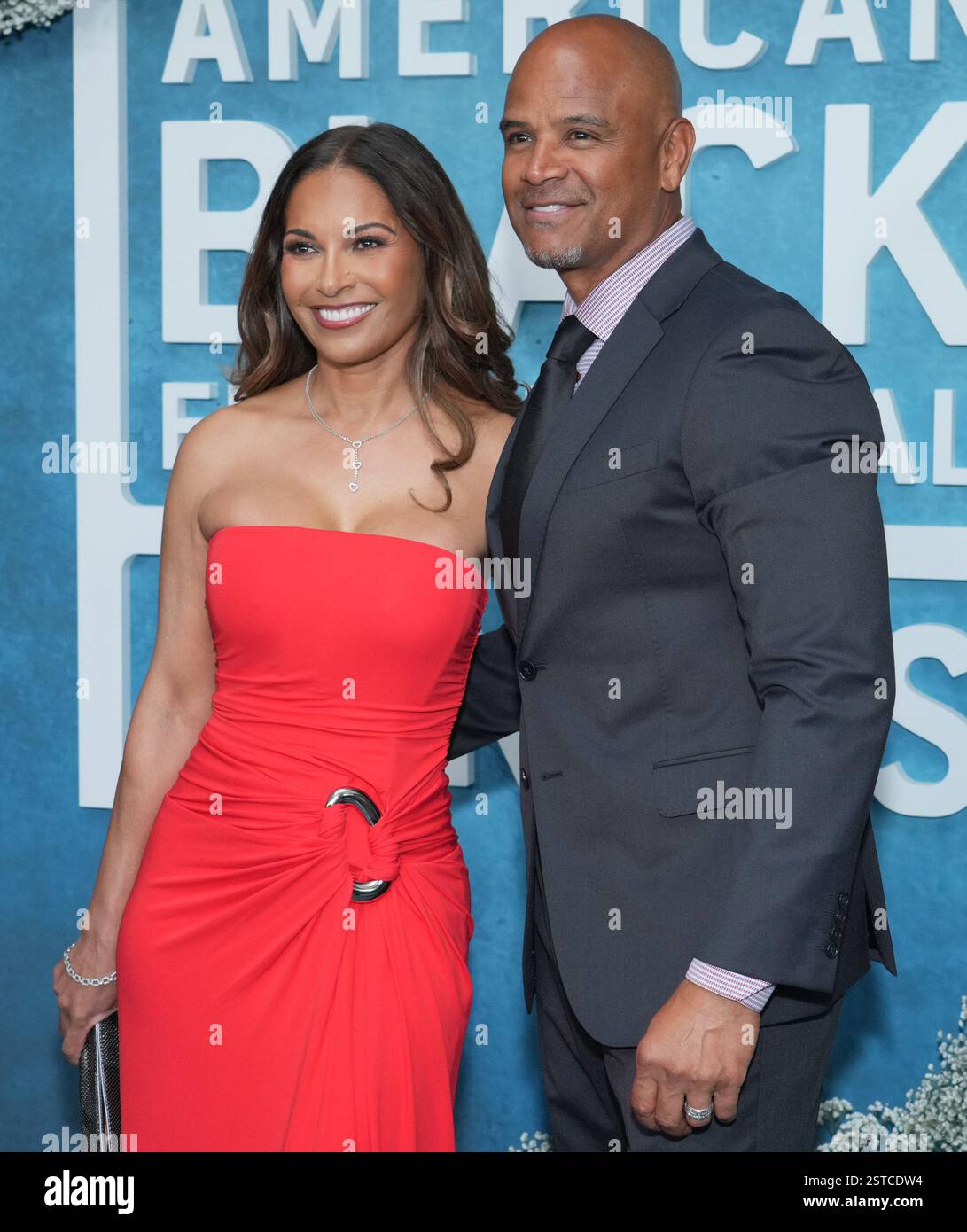 (L-R) Salli Richardson-Whitfield und Dondré Whitfield beim 7. Jährlichen American Black Film Festival Honors, die am Montag im SLS Hotel in Los Angeles, CA, stattfanden, ? Februar 2025. (Foto: Sthanlee B. Mirador/SIPA USA) Stockfoto