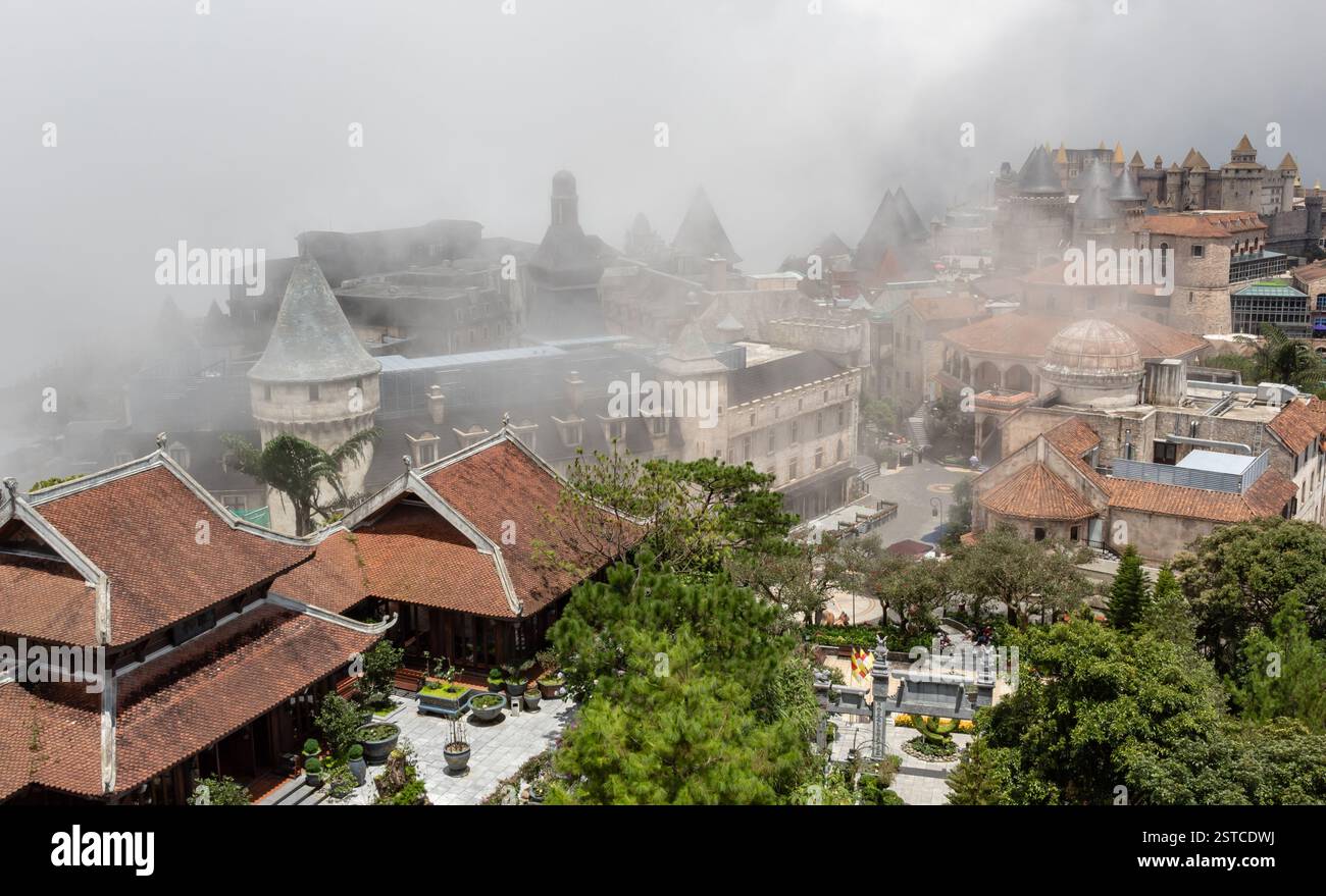 Französisch-europäisch inspirierte Dorfgebäude im Ba Na Hills Sunworld Vergnügungspark in Danang Vietnam an einem nebelbewölkten Tag Stockfoto