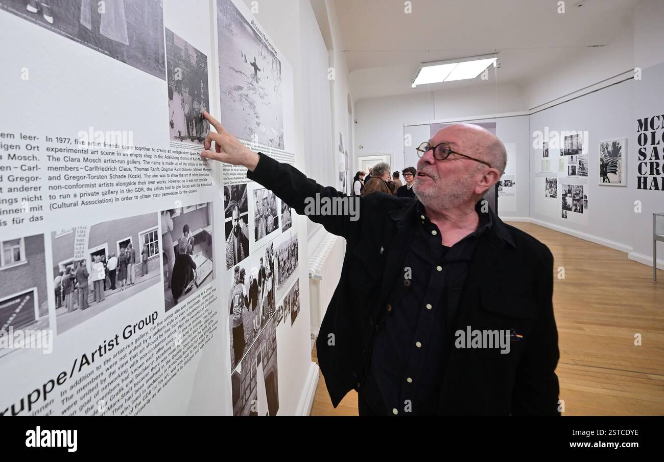 Künstlerische Freiräume in Karl-Marx-Stadt 1802-25/Chemnitz/die Ausstellung Künstlerische Freiräume in Karl-Marx-Stadt in den Kunstsammlungen Chemnitz vom 20.02.2025-15.02.2026 widmet sich sich der Geschichte der Galerie Oben und der Künstlergruppe Clara Mosch. Diese beiden unabhängigen Projekte entstanden in den 1970er Jahren als Reaktion auf den offiziellen Kulturbetrieb der DDR und boten Künstlern eine Plattform für unkonventionelle Ausstellungen und Aktionen. Die Ausstellung zeigt zahlreiche Originaldokumente, Fotos, Plakate und Postkarten, die Geschichte beider Galerien erzählen. Besucher Stockfoto