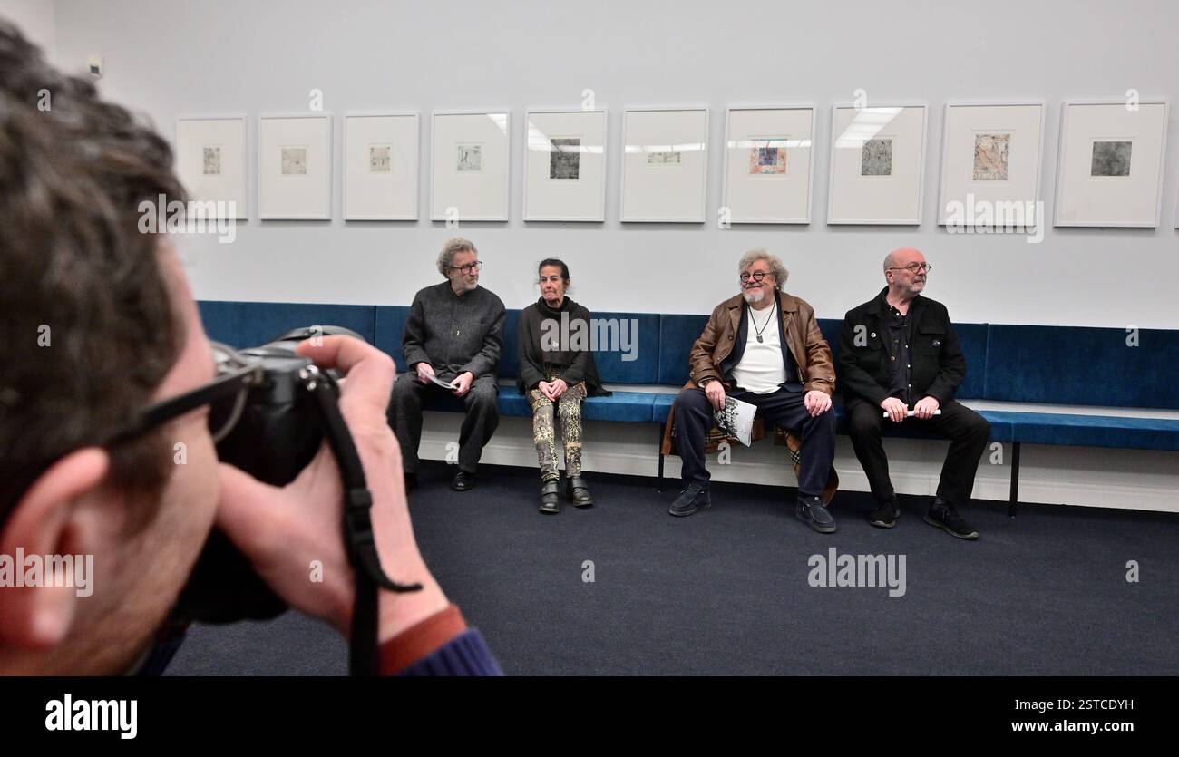 Künstlerische Freiräume in Karl-Marx-Stadt 1802-25/Chemnitz/die Ausstellung Künstlerische Freiräume in Karl-Marx-Stadt in den Kunstsammlungen Chemnitz vom 20.02.2025-15.02.2026 widmet sich sich der Geschichte der Galerie Oben und der Künstlergruppe Clara Mosch. Diese beiden unabhängigen Projekte entstanden in den 1970er Jahren als Reaktion auf den offiziellen Kulturbetrieb der DDR und boten Künstlern eine Plattform für unkonventionelle Ausstellungen und Aktionen. Die Ausstellung zeigt zahlreiche Originaldokumente, Fotos, Plakate und Postkarten, die Geschichte beider Galerien erzählen. Besucher Stockfoto