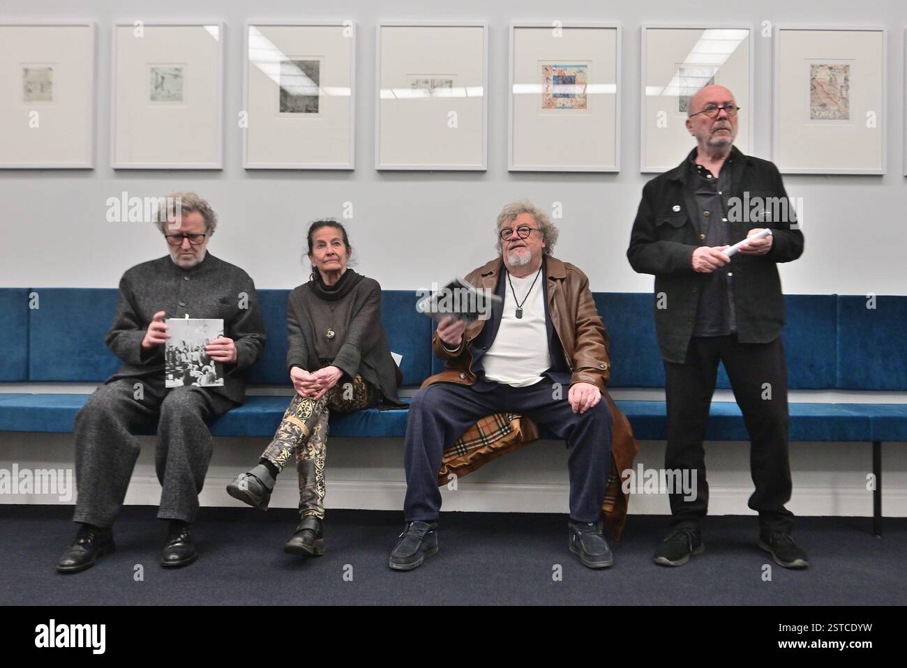 Künstlerische Freiräume in Karl-Marx-Stadt 1802-25/Chemnitz/die Ausstellung Künstlerische Freiräume in Karl-Marx-Stadt in den Kunstsammlungen Chemnitz vom 20.02.2025-15.02.2026 widmet sich sich der Geschichte der Galerie Oben und der Künstlergruppe Clara Mosch. Diese beiden unabhängigen Projekte entstanden in den 1970er Jahren als Reaktion auf den offiziellen Kulturbetrieb der DDR und boten Künstlern eine Plattform für unkonventionelle Ausstellungen und Aktionen. Die Ausstellung zeigt zahlreiche Originaldokumente, Fotos, Plakate und Postkarten, die Geschichte beider Galerien erzählen. Besucher Stockfoto