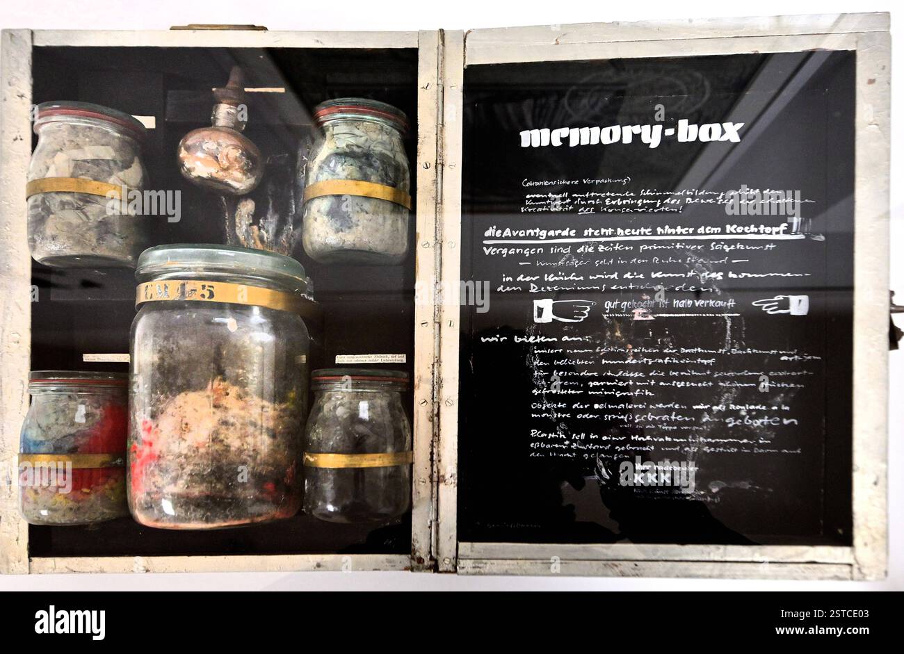 Künstlerische Freiräume in Karl-Marx-Stadt 1802-25/Chemnitz/die Ausstellung Künstlerische Freiräume in Karl-Marx-Stadt in den Kunstsammlungen Chemnitz vom 20.02.2025-15.02.2026 widmet sich sich der Geschichte der Galerie Oben und der Künstlergruppe Clara Mosch. Diese beiden unabhängigen Projekte entstanden in den 1970er Jahren als Reaktion auf den offiziellen Kulturbetrieb der DDR und boten Künstlern eine Plattform für unkonventionelle Ausstellungen und Aktionen. Die Ausstellung zeigt zahlreiche Originaldokumente, Fotos, Plakate und Postkarten, die Geschichte beider Galerien erzählen. Besucher Stockfoto