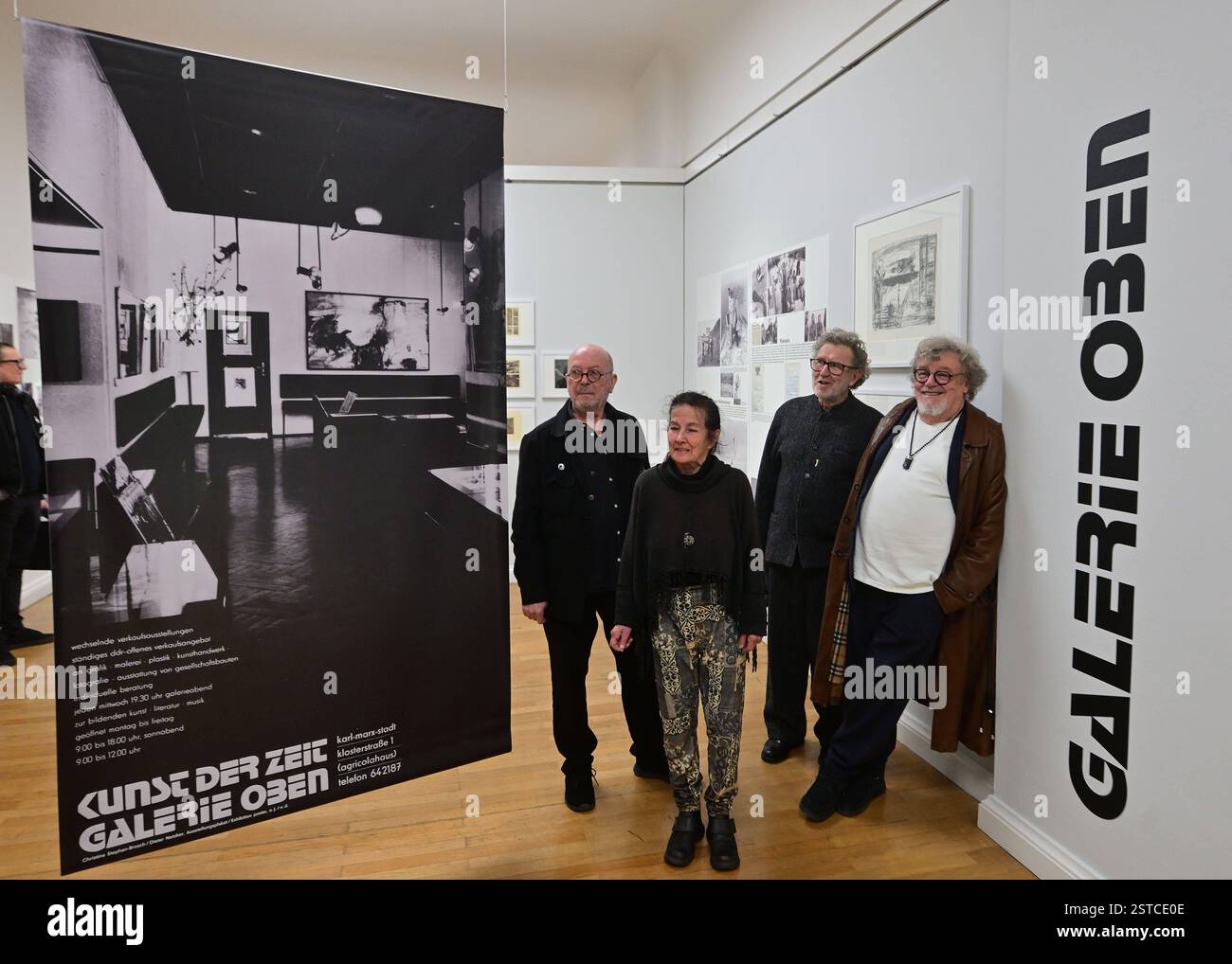 Künstlerische Freiräume in Karl-Marx-Stadt 1802-25/Chemnitz/die Ausstellung Künstlerische Freiräume in Karl-Marx-Stadt in den Kunstsammlungen Chemnitz vom 20.02.2025-15.02.2026 widmet sich sich der Geschichte der Galerie Oben und der Künstlergruppe Clara Mosch. Diese beiden unabhängigen Projekte entstanden in den 1970er Jahren als Reaktion auf den offiziellen Kulturbetrieb der DDR und boten Künstlern eine Plattform für unkonventionelle Ausstellungen und Aktionen. Die Ausstellung zeigt zahlreiche Originaldokumente, Fotos, Plakate und Postkarten, die Geschichte beider Galerien erzählen. Besucher Stockfoto