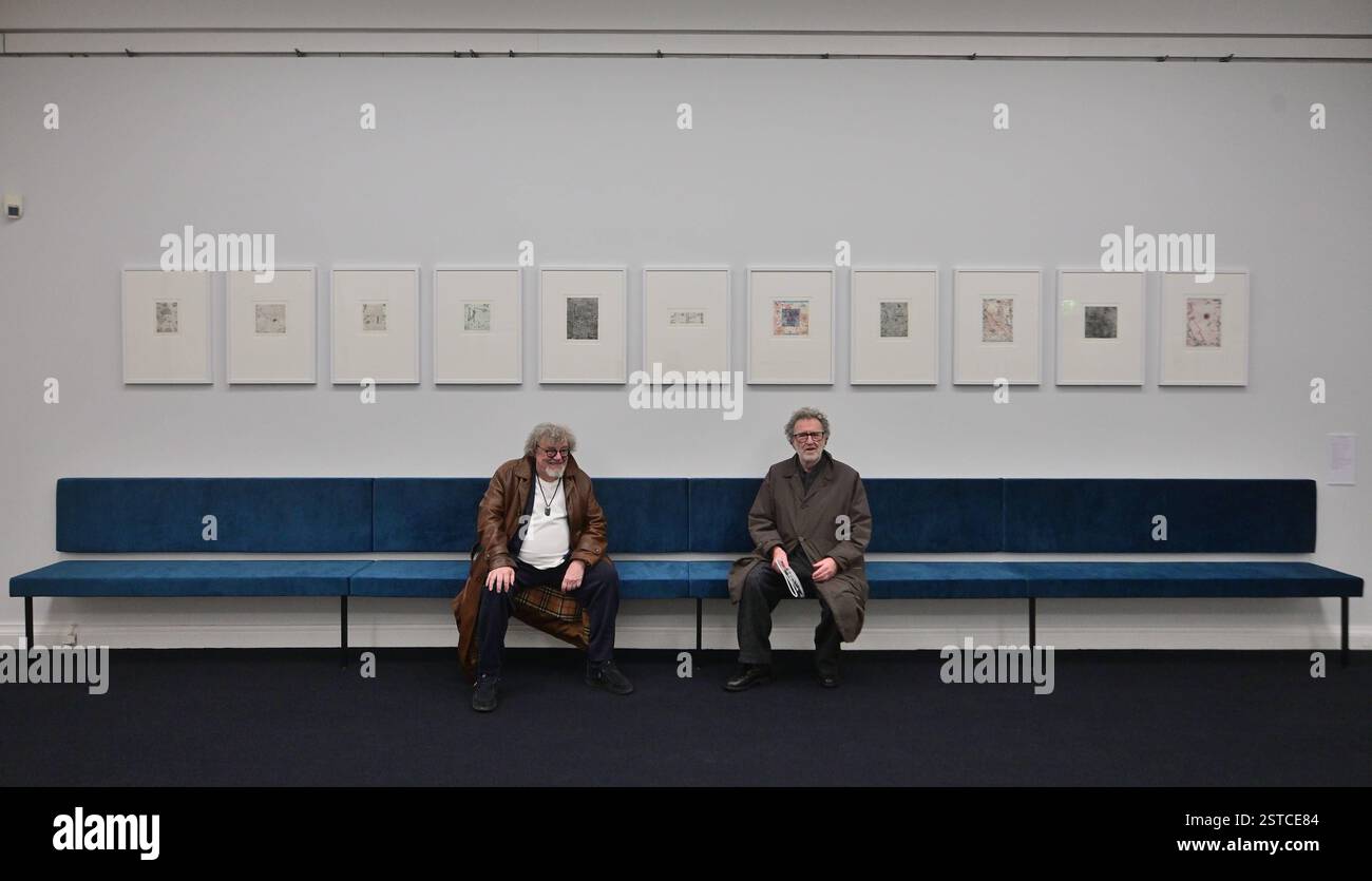 Künstlerische Freiräume in Karl-Marx-Stadt 1802-25/Chemnitz/die Ausstellung Künstlerische Freiräume in Karl-Marx-Stadt in den Kunstsammlungen Chemnitz vom 20.02.2025-15.02.2026 widmet sich sich der Geschichte der Galerie Oben und der Künstlergruppe Clara Mosch. Diese beiden unabhängigen Projekte entstanden in den 1970er Jahren als Reaktion auf den offiziellen Kulturbetrieb der DDR und boten Künstlern eine Plattform für unkonventionelle Ausstellungen und Aktionen. Die Ausstellung zeigt zahlreiche Originaldokumente, Fotos, Plakate und Postkarten, die Geschichte beider Galerien erzählen. Besucher Stockfoto