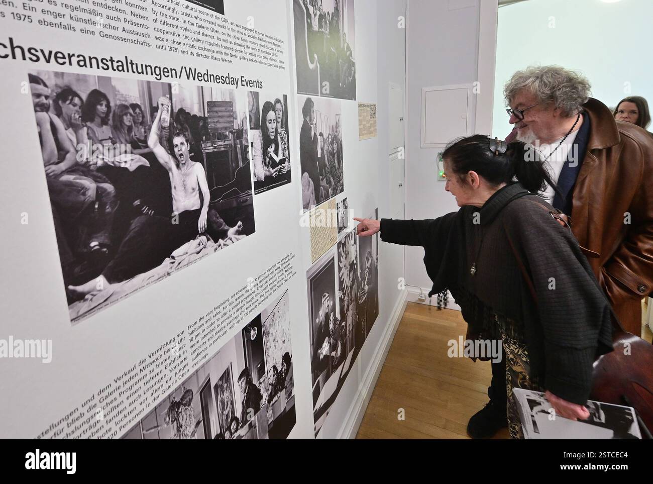 Künstlerische Freiräume in Karl-Marx-Stadt 1802-25/Chemnitz/die Ausstellung Künstlerische Freiräume in Karl-Marx-Stadt in den Kunstsammlungen Chemnitz vom 20.02.2025-15.02.2026 widmet sich sich der Geschichte der Galerie Oben und der Künstlergruppe Clara Mosch. Diese beiden unabhängigen Projekte entstanden in den 1970er Jahren als Reaktion auf den offiziellen Kulturbetrieb der DDR und boten Künstlern eine Plattform für unkonventionelle Ausstellungen und Aktionen. Die Ausstellung zeigt zahlreiche Originaldokumente, Fotos, Plakate und Postkarten, die Geschichte beider Galerien erzählen. Besucher Stockfoto