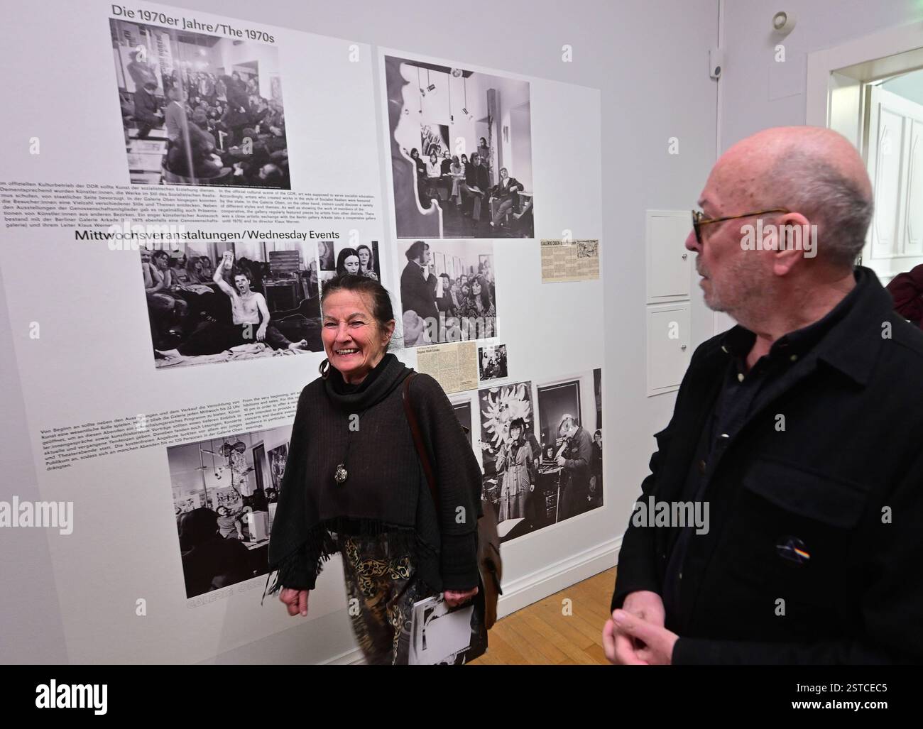 Künstlerische Freiräume in Karl-Marx-Stadt 1802-25/Chemnitz/die Ausstellung Künstlerische Freiräume in Karl-Marx-Stadt in den Kunstsammlungen Chemnitz vom 20.02.2025-15.02.2026 widmet sich sich der Geschichte der Galerie Oben und der Künstlergruppe Clara Mosch. Diese beiden unabhängigen Projekte entstanden in den 1970er Jahren als Reaktion auf den offiziellen Kulturbetrieb der DDR und boten Künstlern eine Plattform für unkonventionelle Ausstellungen und Aktionen. Die Ausstellung zeigt zahlreiche Originaldokumente, Fotos, Plakate und Postkarten, die Geschichte beider Galerien erzählen. Besucher Stockfoto