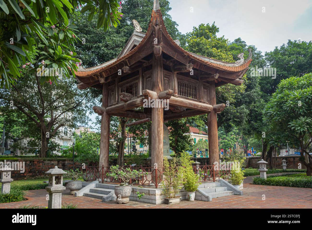 Holz traditionelle Turm Pagode Struktur und Park in den Gärten des Tempels der Literatur in Hanoi Vietnam Stockfoto