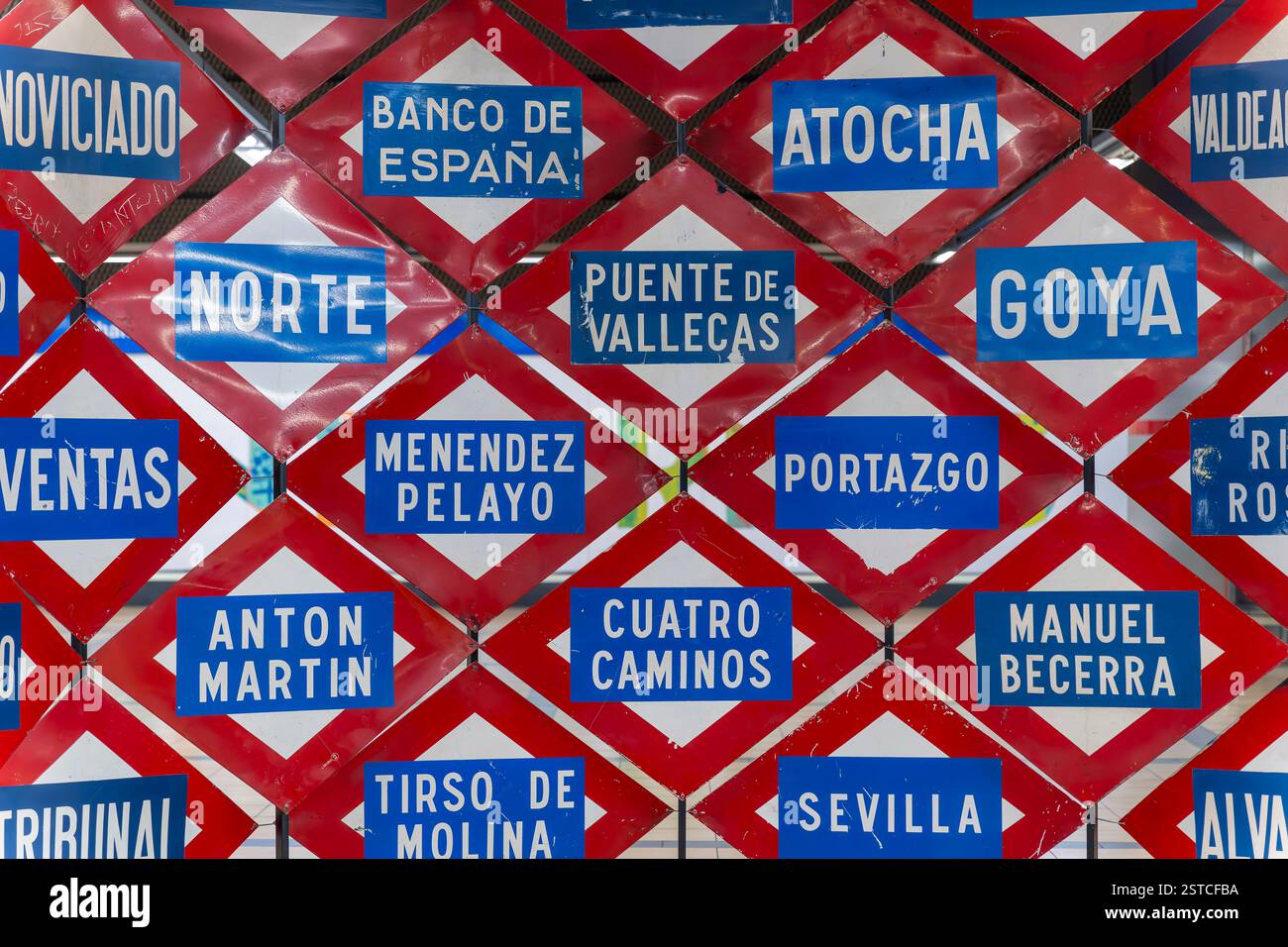 Die Schilder der der U-Bahn-Station in Madrids Metro-Museum befinden sich in der U-Bahn-Station Chamartin. Der stark frequentierte Bahnhof nutzt stillgelegte Linien, um historische Züge auszustellen. Stockfoto