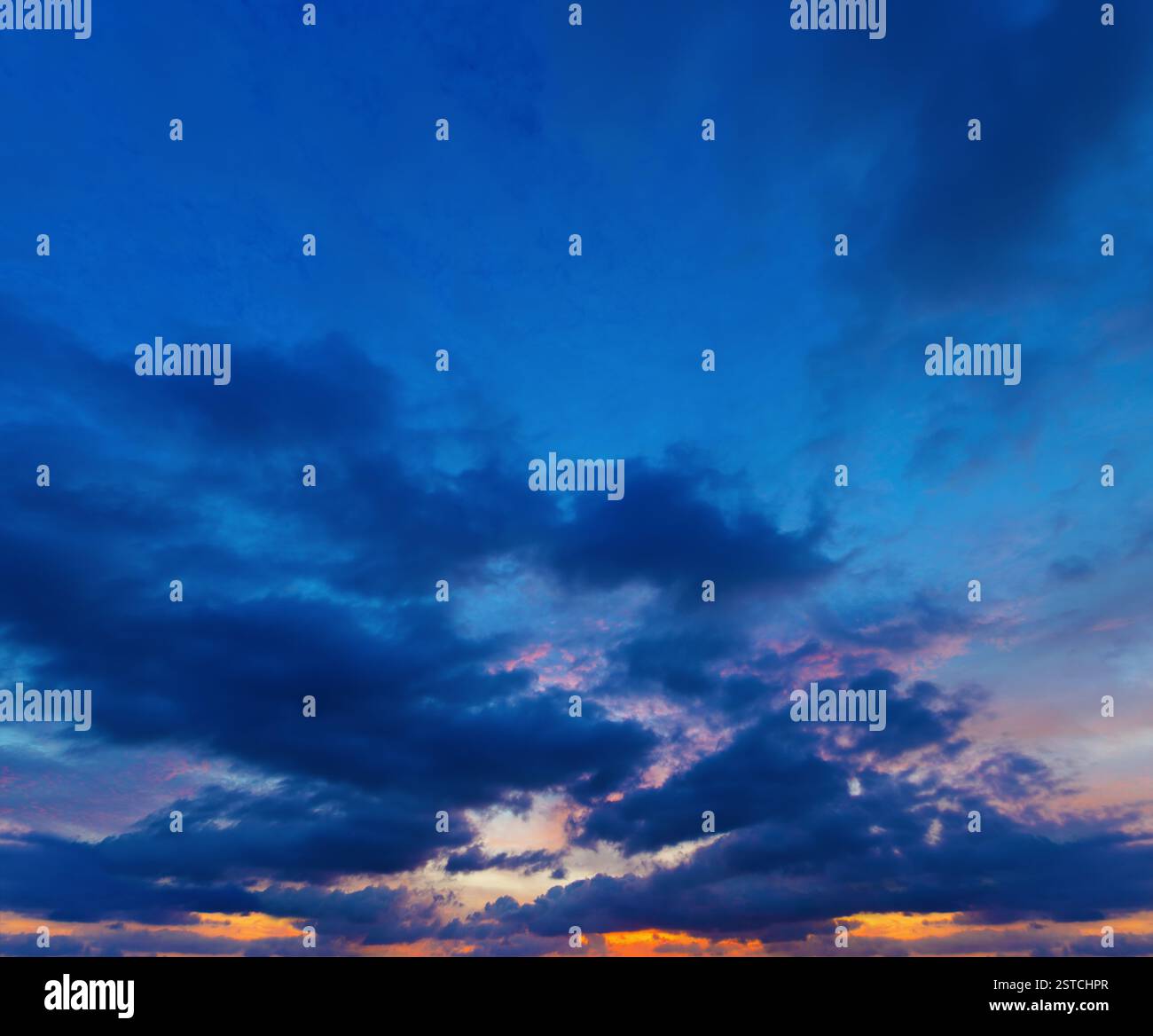 Sonnenuntergang am tiefblauen Himmel. Panorama von mehreren Fotos. Stockfoto