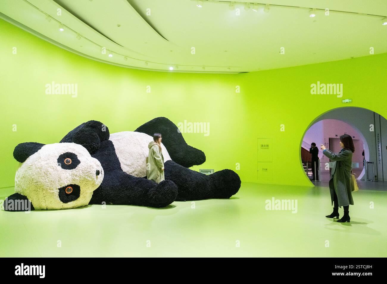 Changsha, Chinas Provinz Hunan. Februar 2025. Besucher machen Fotos mit einer Ausstellung im MICA Art Museum in Changsha, der zentralen chinesischen Provinz Hunan, 18. Februar 2025. Das MICA Art Museum wurde heute offiziell eröffnet und ist ab morgen für die Öffentlichkeit zugänglich. Quelle: Chen Sihan/Xinhua/Alamy Live News Stockfoto