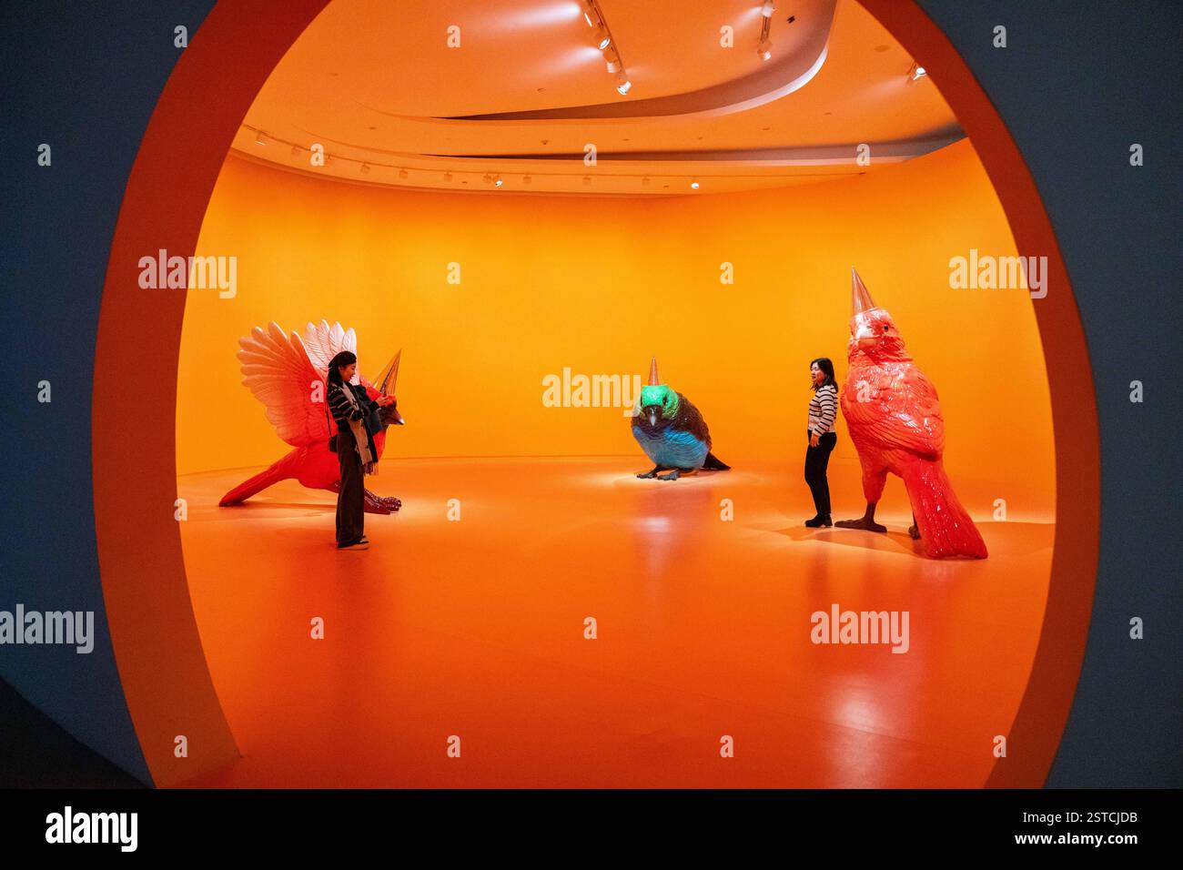 (250218) -- CHANGSHA, 18. Februar 2025 (Xinhua) -- Besucher machen Fotos mit einer Ausstellung im MICA Art Museum in Changsha, zentralchinesischer Provinz Hunan, 18. Februar 2025. Das MICA Art Museum wurde heute offiziell eröffnet und ist ab morgen für die Öffentlichkeit zugänglich. (Xinhua/Chen Sihan) Stockfoto