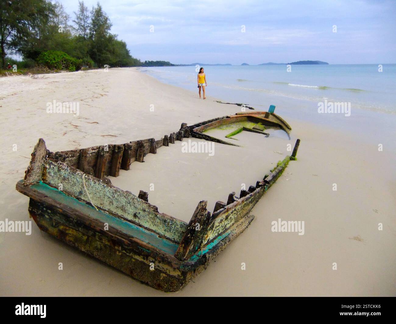 Altes Boot im Sand begraben, Sihanoukville, Kambodscha Stockfoto
