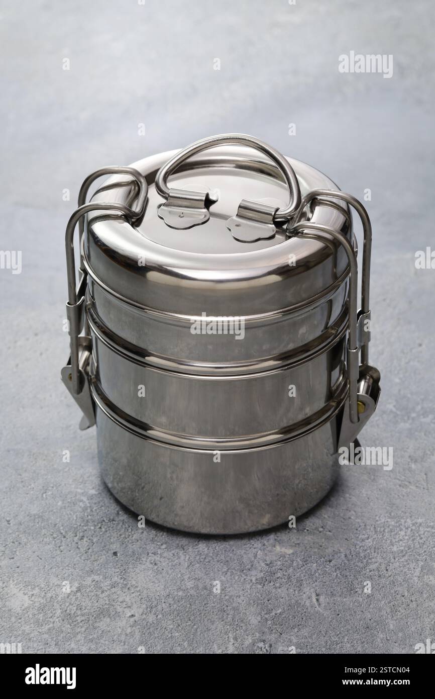 Eine Retro-indische Lunchbox namens Tiffin-Träger. Stockfoto