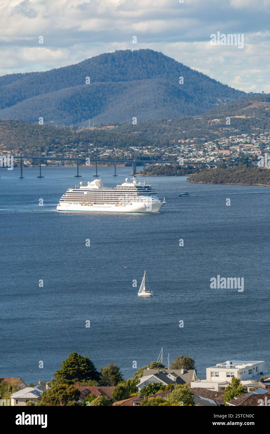 Hobart, Tasmanien, Australien - 16. Dezember 2024: Derwent Mündung mit dem Seven Seas Explorer Kreuzfahrtschiff, das den Hafen von Hobart verlässt Stockfoto