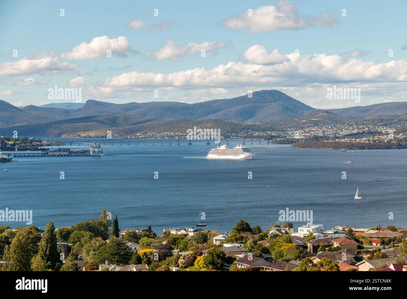 Hobart, Tasmanien, Australien - 16. Dezember 2024: Derwent Mündung mit dem Seven Seas Explorer Kreuzfahrtschiff, das den Hafen von Hobart verlässt Stockfoto