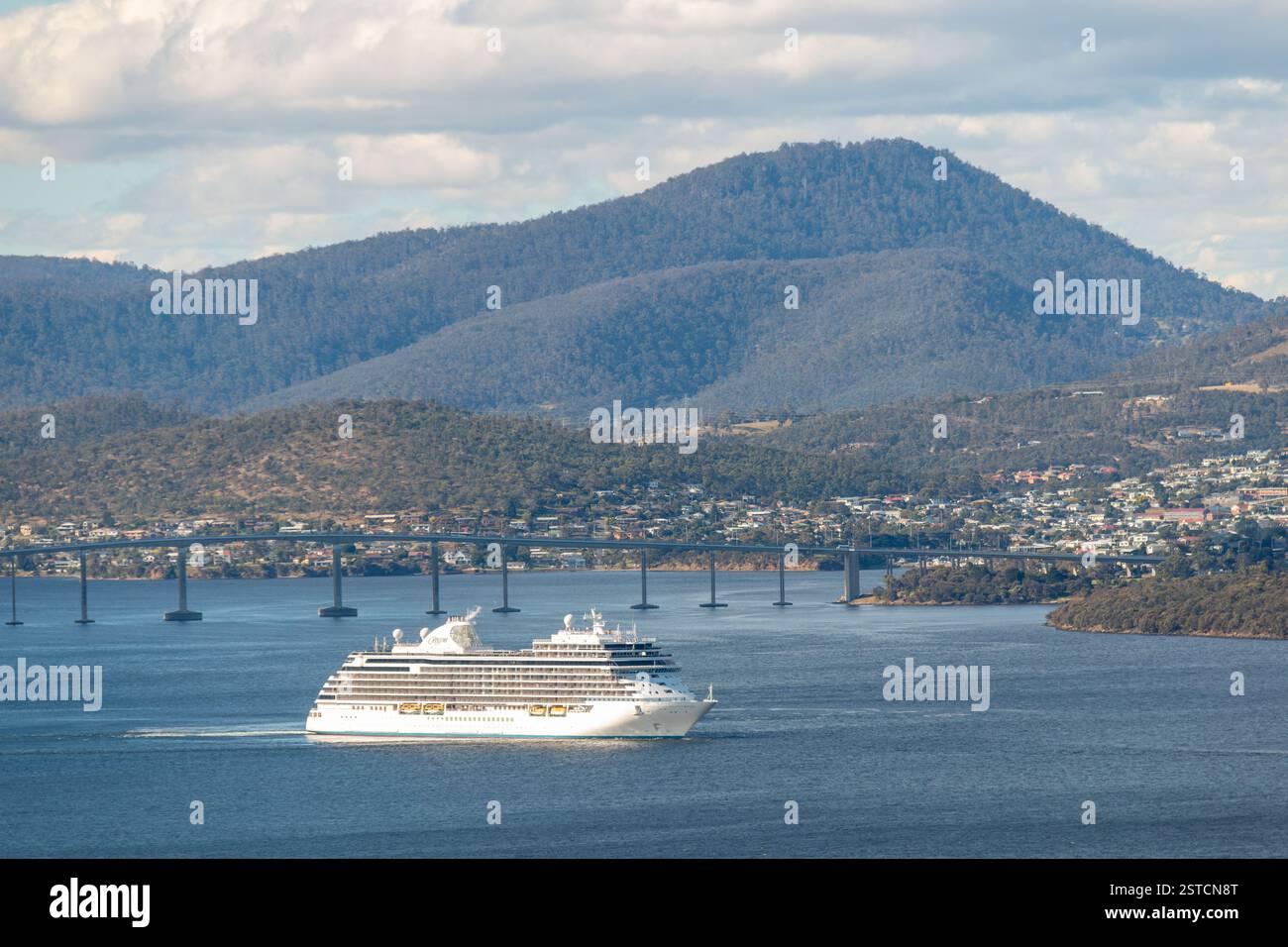Hobart, Tasmanien, Australien - 16. Dezember 2024: Derwent Mündung mit dem Seven Seas Explorer Kreuzfahrtschiff, das den Hafen von Hobart verlässt Stockfoto
