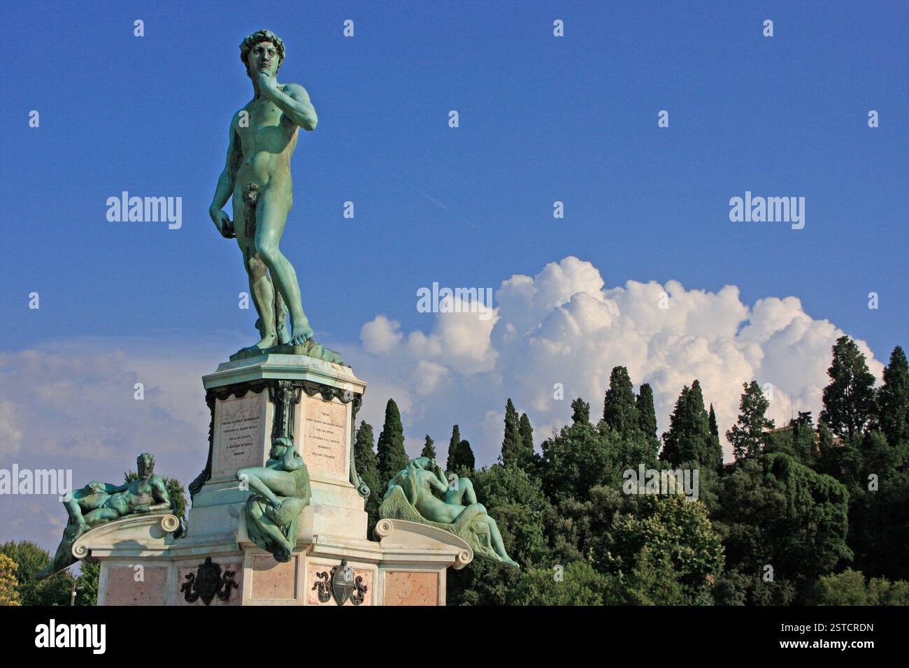 Statue von David von Michelangelo mit blauem Himmel, Flo Stockfoto