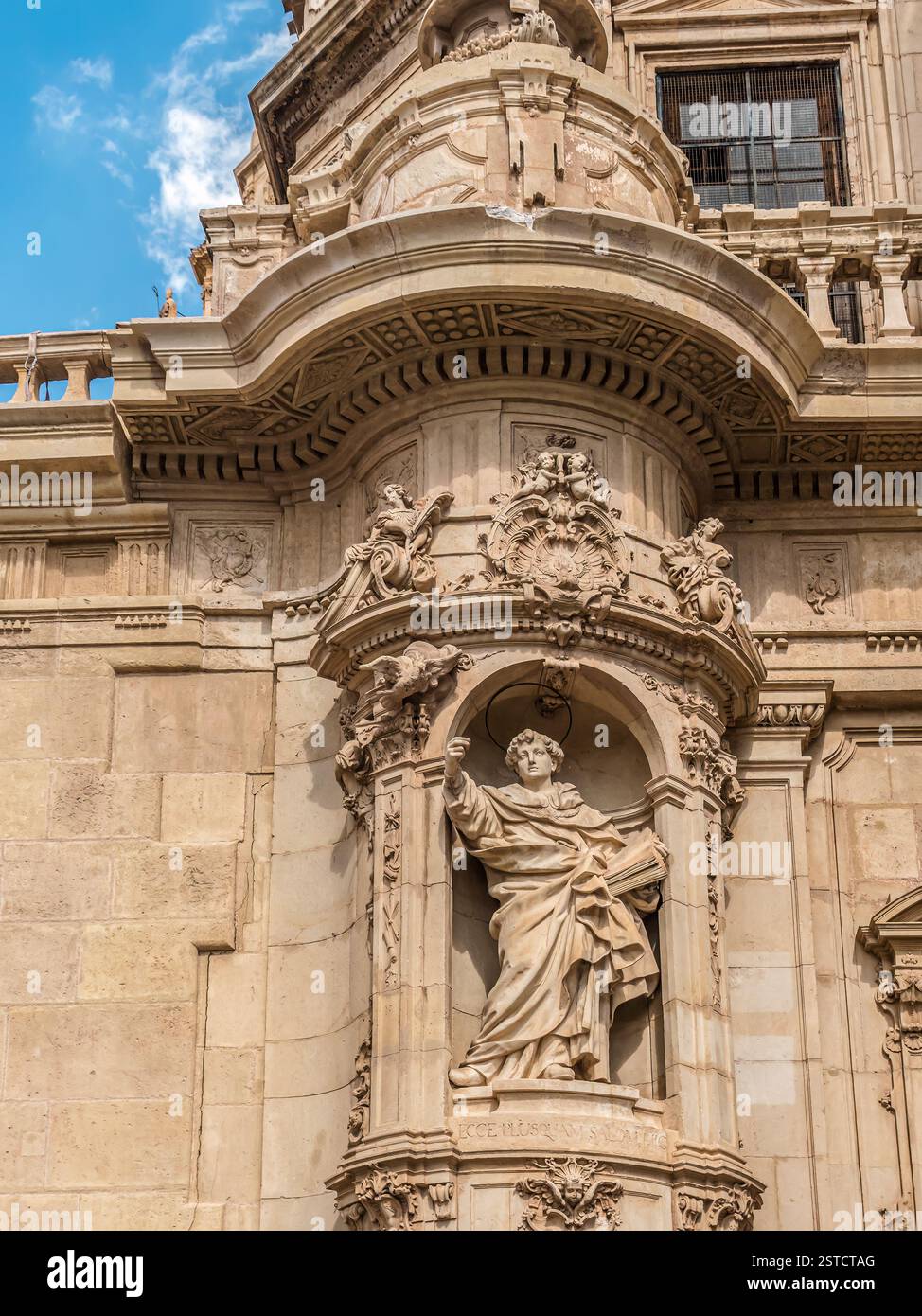 Eine detaillierte Ansicht einer kunstvollen Skulptur in der Fassade einer historischen Kathedrale von Murcia, Spanien Stockfoto