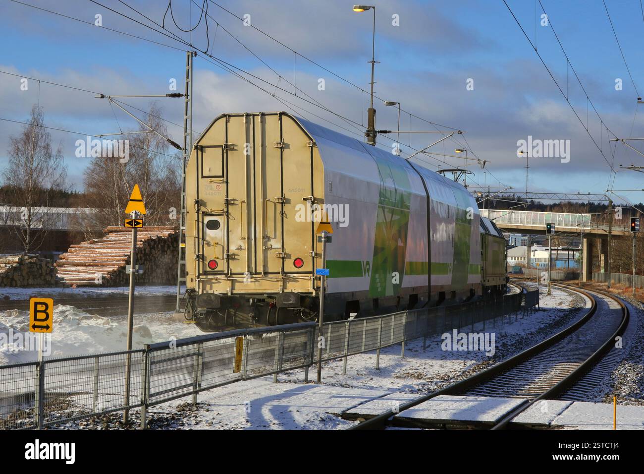 Siemens Vectron Lokomotivzug überdachte zweigeschossige GD-Eisenbahnwaggon für den Transport von Fahrzeugen. Die GD hat 6 + 6 Leerzeichen. Salo, Finnland. Februar 2025. Stockfoto