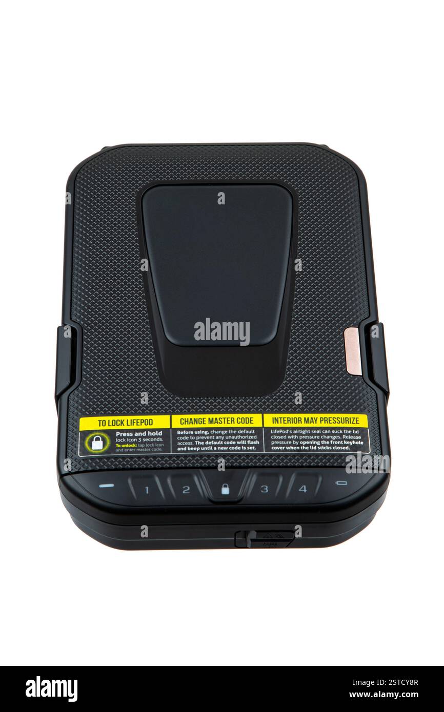 Kompakter schwarzer Tresor mit digitaler Tastatur und Fingerabdruckscanner, geeignet zur Sicherung von Wertsachen oder Schusswaffen, isoliert auf weißem Hintergrund. Stockfoto