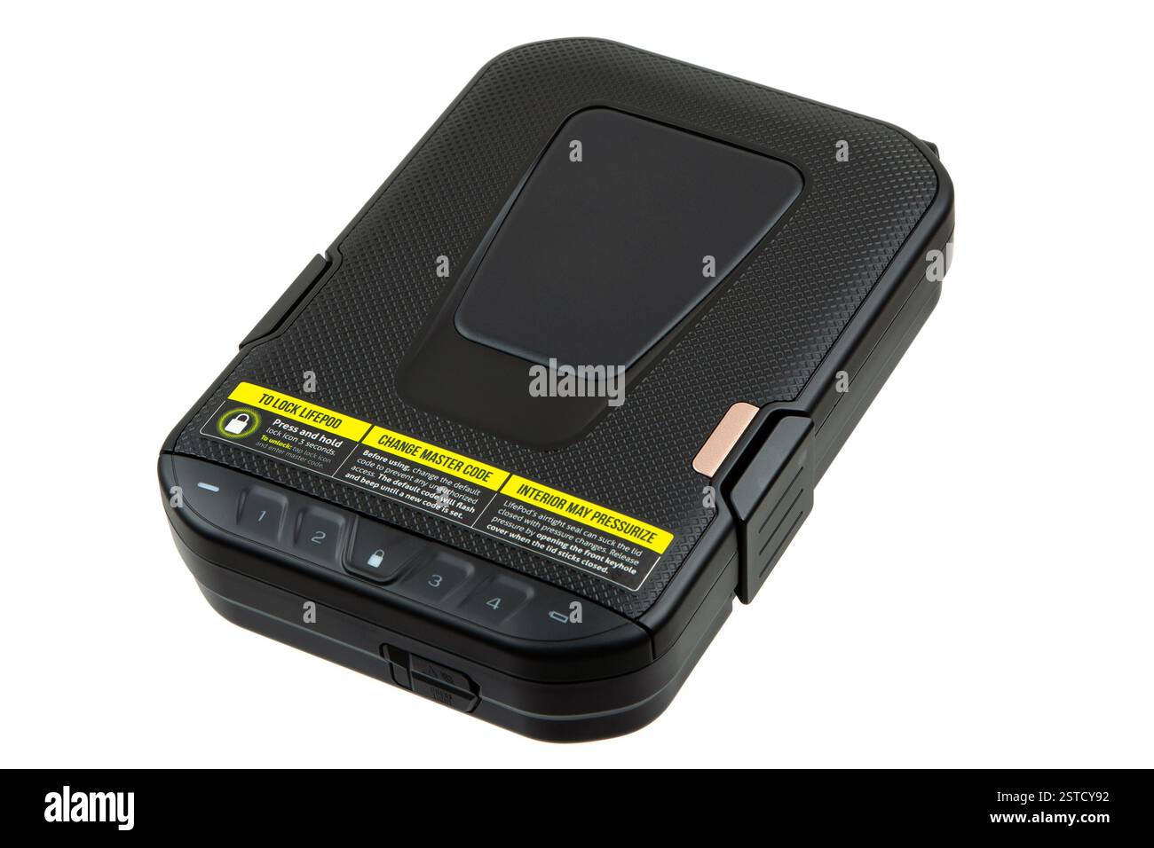 Kompakter schwarzer Tresor mit digitaler Tastatur und Fingerabdruckscanner, geeignet zur Sicherung von Wertsachen oder Schusswaffen, isoliert auf weißem Hintergrund. Stockfoto