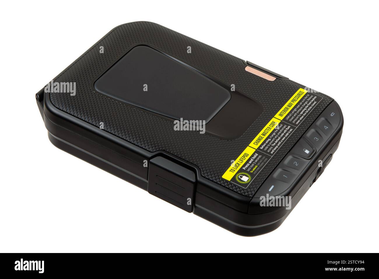 Kompakter schwarzer Tresor mit digitaler Tastatur und Fingerabdruckscanner, geeignet zur Sicherung von Wertsachen oder Schusswaffen, isoliert auf weißem Hintergrund. Stockfoto