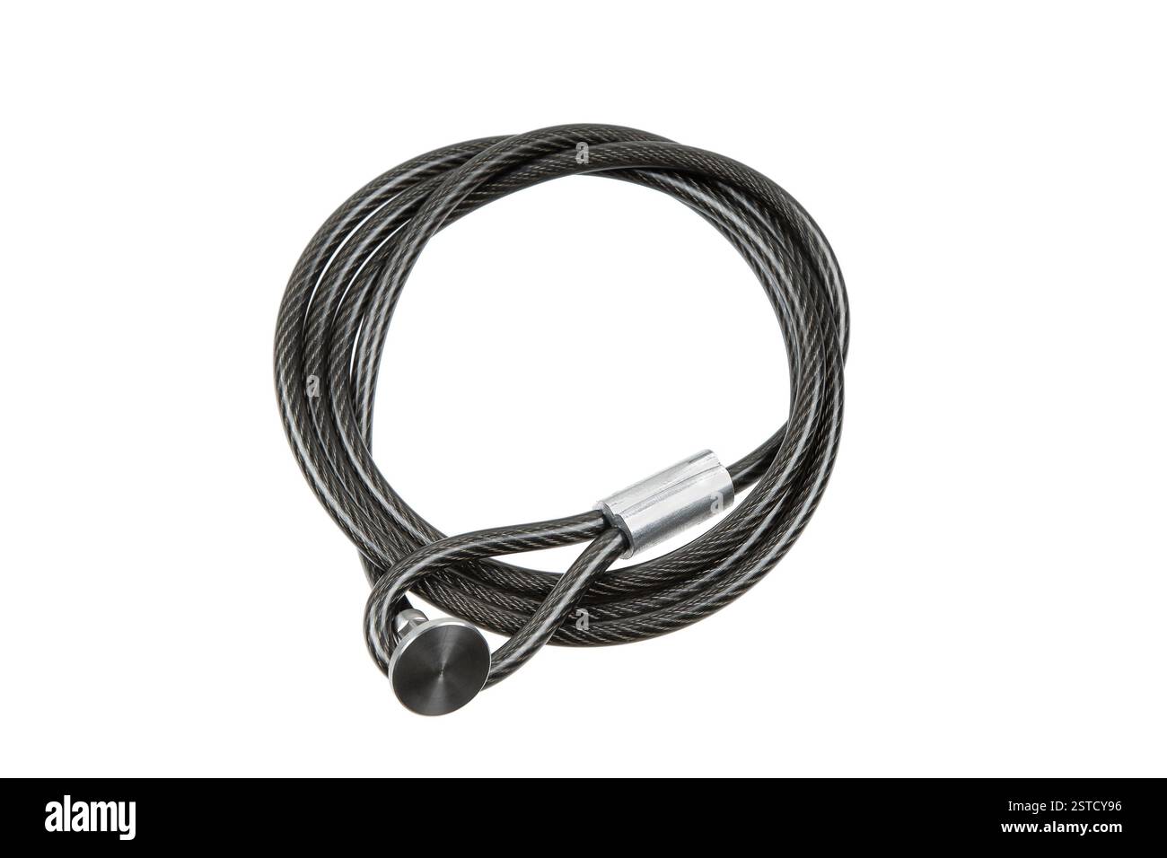 Stahlkabel in einer Schleife gewickelt, isoliert auf weißem Hintergrund, geeignet für Sicherheits- oder Industrieanwendungen. Stockfoto