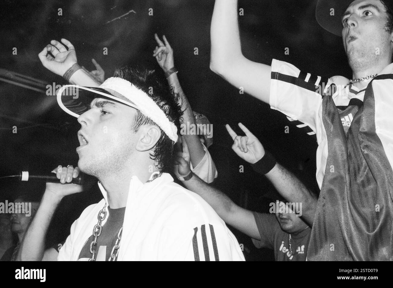 GOLDIE LOOKIN CHAIN, KONZERT, 2003: Adam Hussain bei einem sehr frühen Goldie Lookin Chain Auftritt, bevor er am 18. September 2003 für ihren großen Plattenvertrag im Welsh Club in Cardiff, Wales, Großbritannien unterschrieb. Foto: ROB WATKINS. INFO: Goldie Looking Chain ist eine walisische Comedy-Rap-Gruppe, die 2003 gegründet wurde. Bekannt für ihre humorvollen Texte und unverwechselbaren Persönlichkeiten, erlangten sie mit Hits wie „Guns Don't Kill People, Rapper Do“ und ihrer satirischen Interpretation der britischen Hip-Hop-Kultur Berühmtheit. Stockfoto
