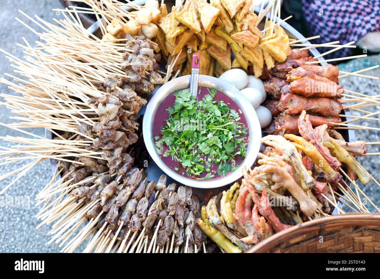 Myanmar, Kyaiktiyo Pagode, leicht zu essen Street Food auf dem Weg zum Golden Rock. Stockfoto