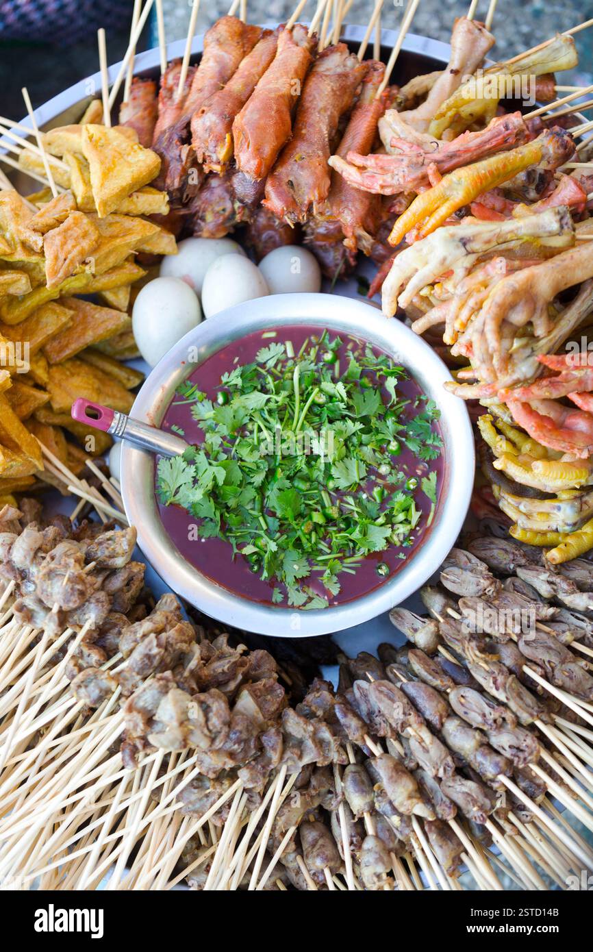 Myanmar, Kyaiktiyo Pagode, leicht zu essen Street Food auf dem Weg zum Golden Rock. Stockfoto