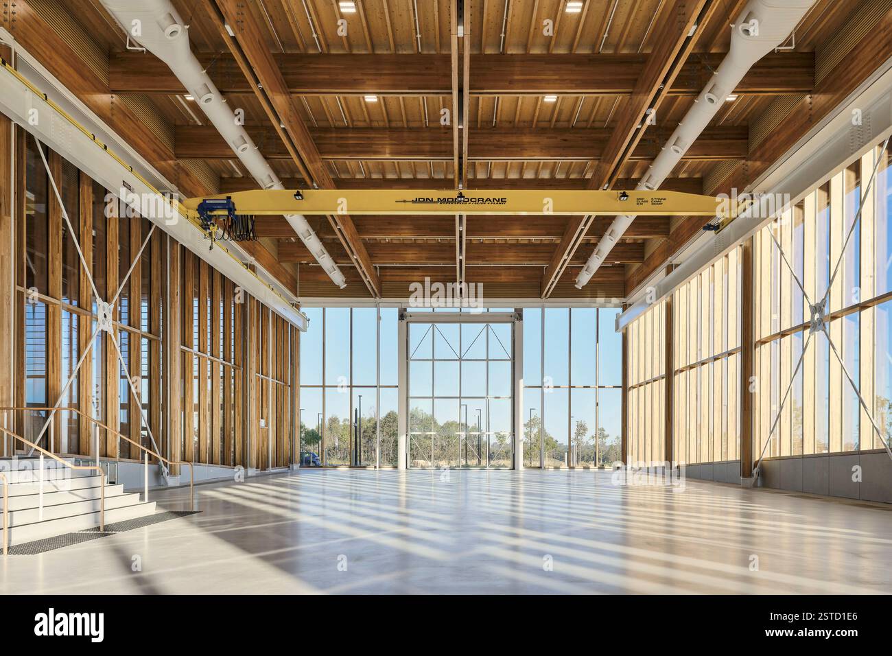 Produktionshalle mit Gantry. Advanced Manufacturing Research Facility First Building, Sydney, Australien. Architekt: Hassell, 2024. Stockfoto
