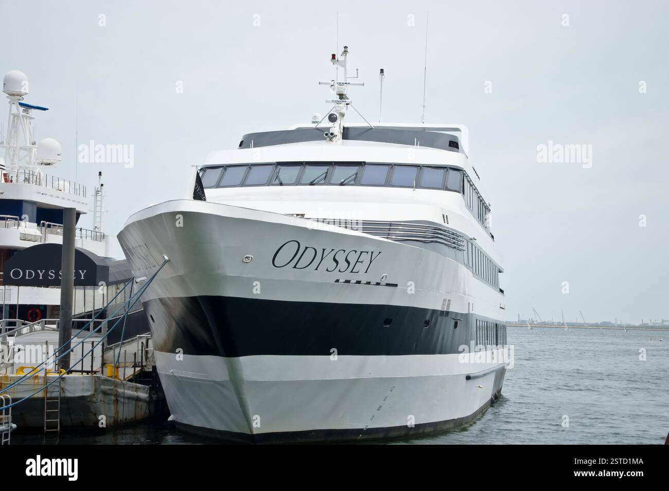 Yacht. Weißer Rumpf mit schwarzem Streifen. An einem Pier in Boston angedockt. Luxusschiff für Charter oder private Veranstaltungen. Begeben Sie sich auf eine unvergessliche Reise in Bo Stockfoto