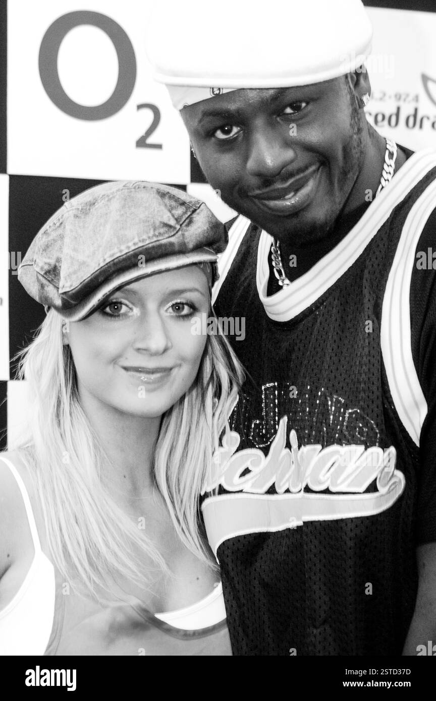 Leigh Guest und Ben Ofoedu vom Pop Band INTENSO PROJEKT. Red Dragon FM Party in the Park, Coopers Field, Cardiff, Juli 2003. Foto: ROB WATKINS. INFO: Intenso Project ist eine englische Musikgruppe, die aus Sänger Ben Ofoedu, DJ Rods und Leigh Guest (von Double Trouble) besteht. In den UK Singles Charts hatte die Band Hits wie Luv da Sunshine, Your Music mit Laura Jaye und Get IT On mit Lisa Scott-Lee, die jeweils die Plätze 22, 32 und 23 erreichten. Stockfoto