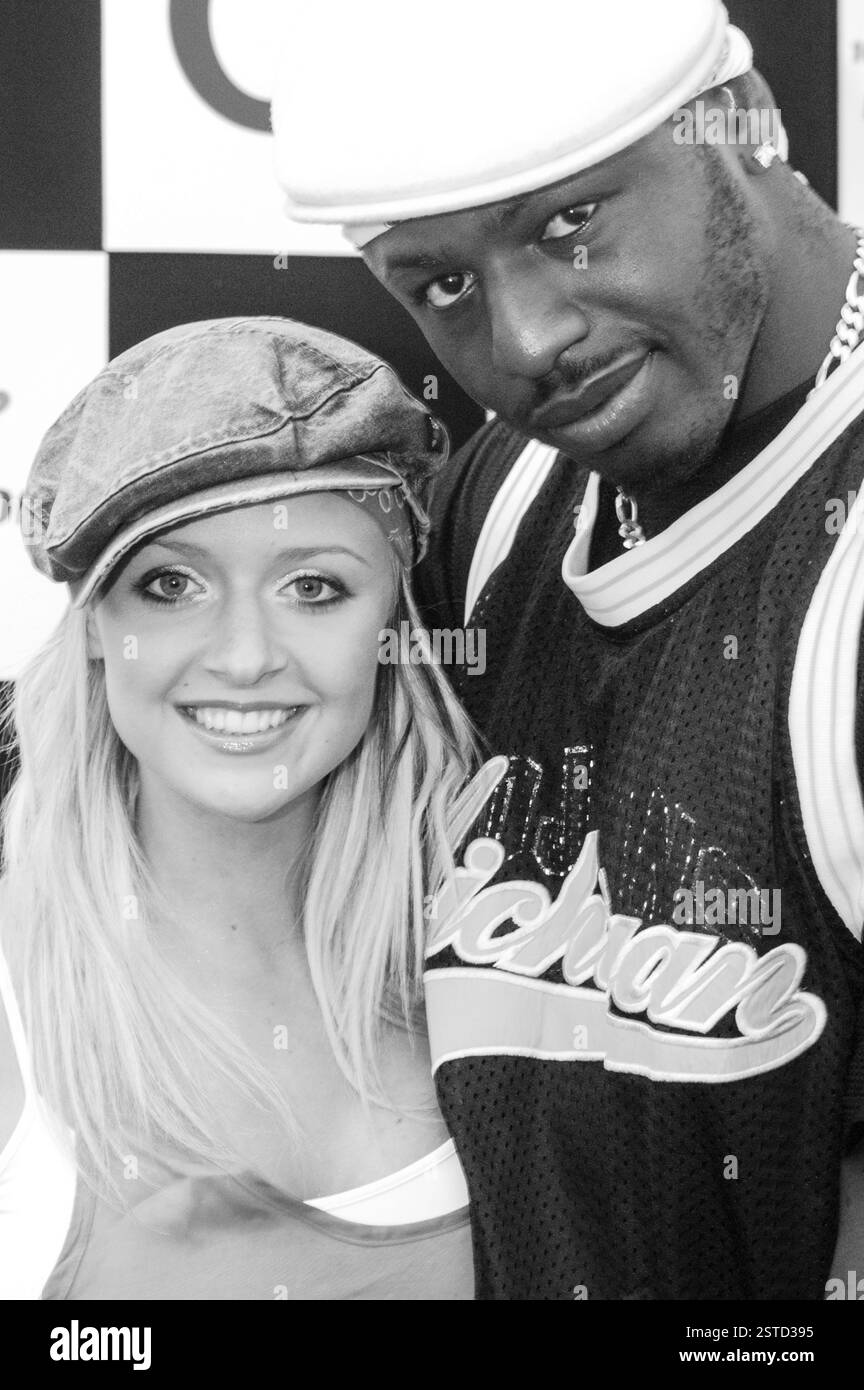 Leigh Guest und Ben Ofoedu vom Pop Band INTENSO PROJEKT. Red Dragon FM Party in the Park, Coopers Field, Cardiff, Juli 2003. Foto: ROB WATKINS. INFO: Intenso Project ist eine englische Musikgruppe, die aus Sänger Ben Ofoedu, DJ Rods und Leigh Guest (von Double Trouble) besteht. In den UK Singles Charts hatte die Band Hits wie Luv da Sunshine, Your Music mit Laura Jaye und Get IT On mit Lisa Scott-Lee, die jeweils die Plätze 22, 32 und 23 erreichten. Stockfoto