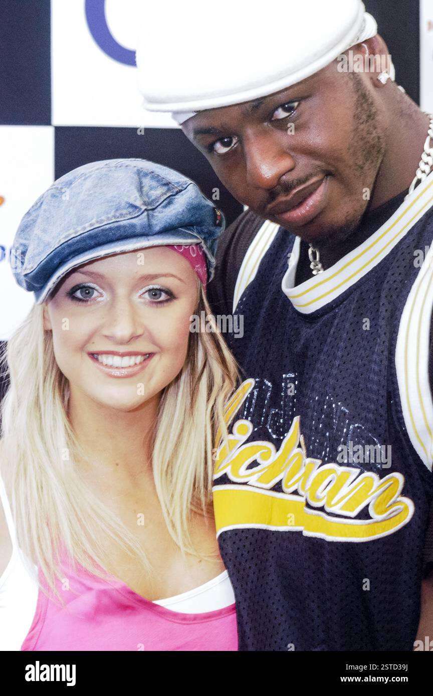 Leigh Guest und Ben Ofoedu vom Pop Band INTENSO PROJEKT. Red Dragon FM Party in the Park, Coopers Field, Cardiff, Juli 2003. Foto: ROB WATKINS. INFO: Intenso Project ist eine englische Musikgruppe, die aus Sänger Ben Ofoedu, DJ Rods und Leigh Guest (von Double Trouble) besteht. In den UK Singles Charts hatte die Band Hits wie Luv da Sunshine, Your Music mit Laura Jaye und Get IT On mit Lisa Scott-Lee, die jeweils die Plätze 22, 32 und 23 erreichten. Stockfoto