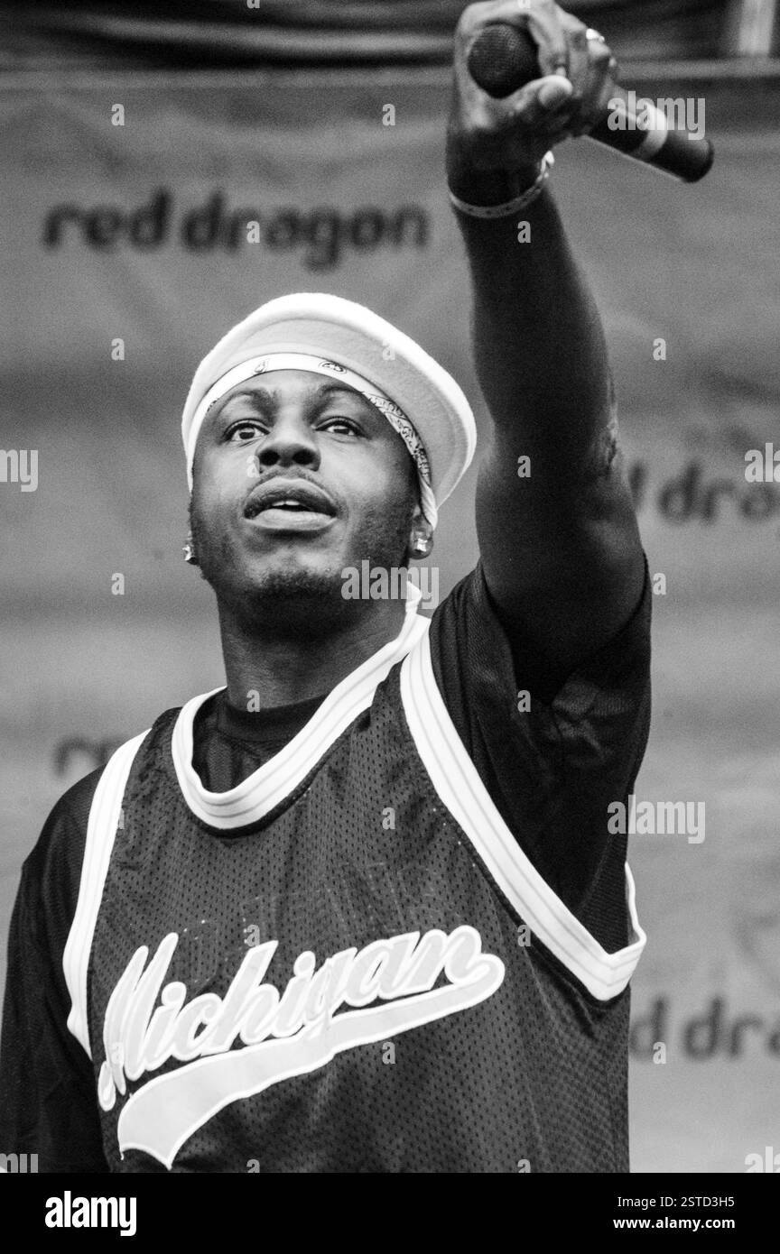 Ben Ofoedu vom Pop Band INTENSO PROJEKT. Red Dragon FM Party in the Park, Coopers Field, Cardiff, Juli 2003. Foto: ROB WATKINS. INFO: Intenso Project ist eine englische Musikgruppe, die aus Sänger Ben Ofoedu, DJ Rods und Leigh Guest (von Double Trouble) besteht. In den UK Singles Charts hatte die Band Hits wie Luv da Sunshine, Your Music mit Laura Jaye und Get IT On mit Lisa Scott-Lee, die jeweils die Plätze 22, 32 und 23 erreichten. Stockfoto