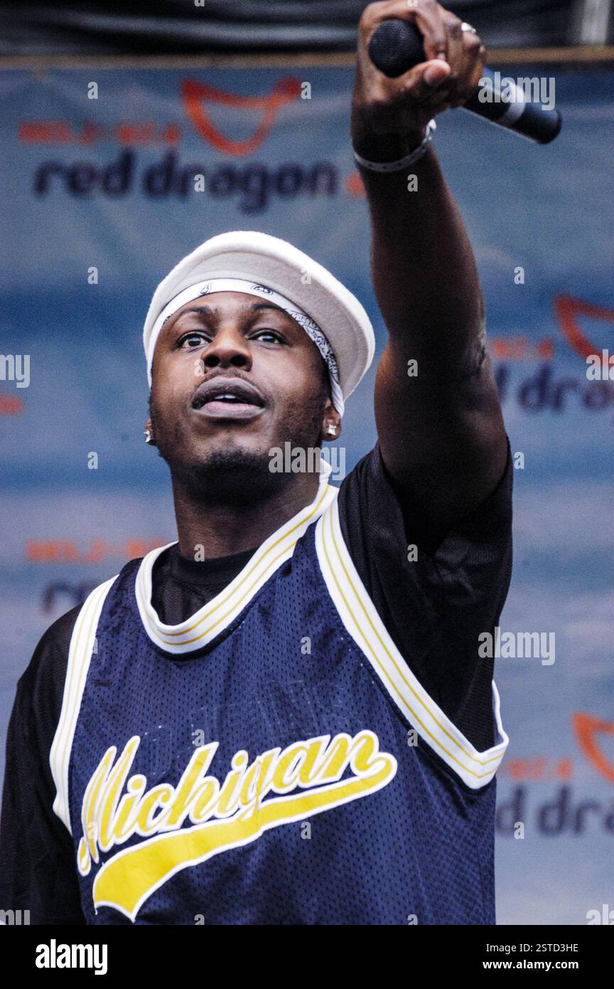 Ben Ofoedu vom Pop Band INTENSO PROJEKT. Red Dragon FM Party in the Park, Coopers Field, Cardiff, Juli 2003. Foto: ROB WATKINS. INFO: Intenso Project ist eine englische Musikgruppe, die aus Sänger Ben Ofoedu, DJ Rods und Leigh Guest (von Double Trouble) besteht. In den UK Singles Charts hatte die Band Hits wie Luv da Sunshine, Your Music mit Laura Jaye und Get IT On mit Lisa Scott-Lee, die jeweils die Plätze 22, 32 und 23 erreichten. Stockfoto