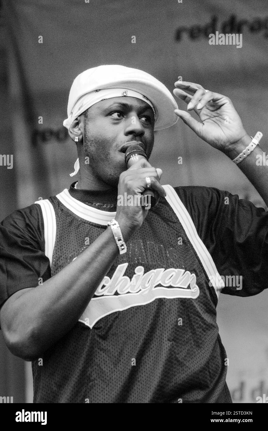 Ben Ofoedu vom Pop Band INTENSO PROJEKT. Red Dragon FM Party in the Park, Coopers Field, Cardiff, Juli 2003. Foto: ROB WATKINS. INFO: Intenso Project ist eine englische Musikgruppe, die aus Sänger Ben Ofoedu, DJ Rods und Leigh Guest (von Double Trouble) besteht. In den UK Singles Charts hatte die Band Hits wie Luv da Sunshine, Your Music mit Laura Jaye und Get IT On mit Lisa Scott-Lee, die jeweils die Plätze 22, 32 und 23 erreichten. Stockfoto