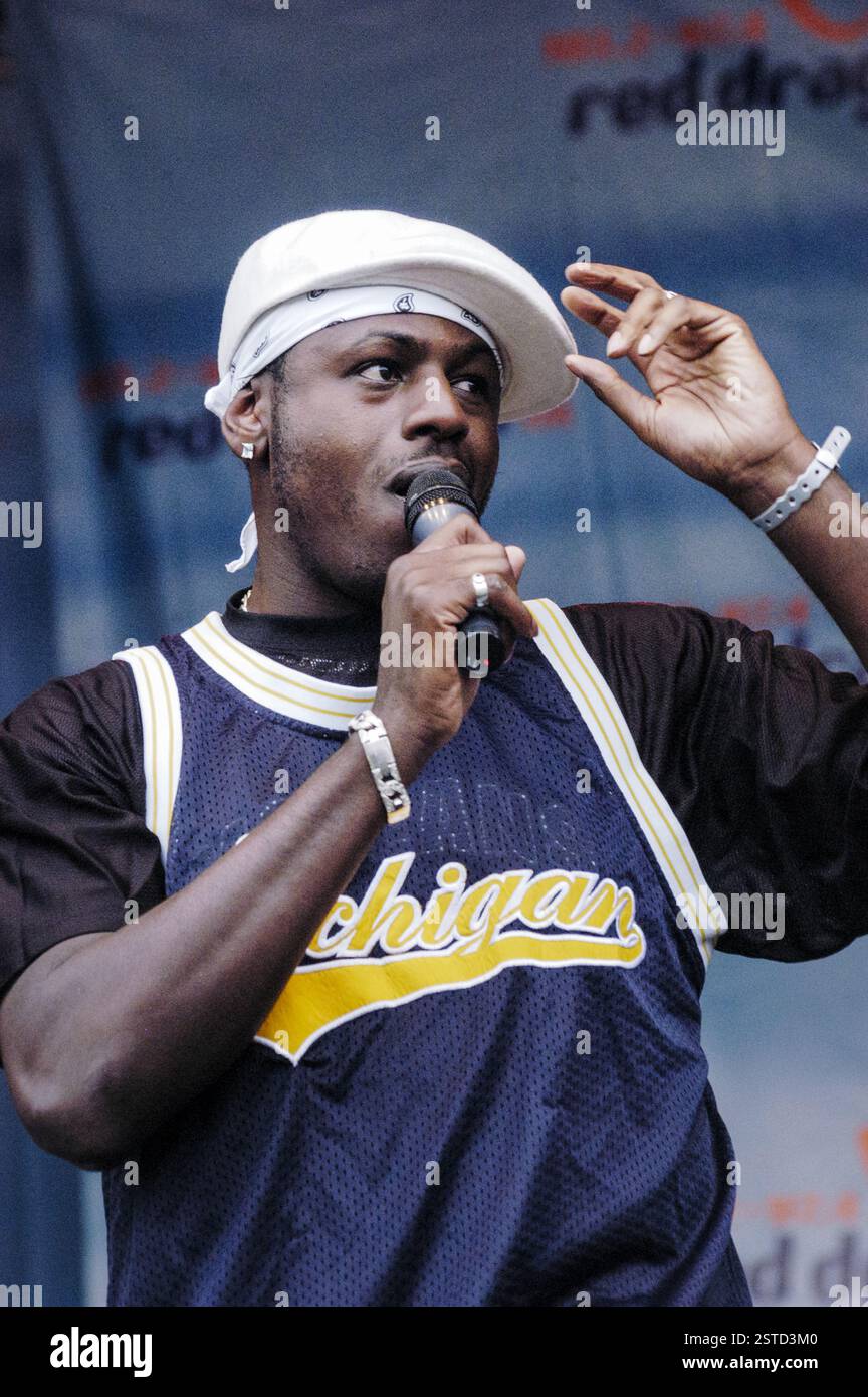 Ben Ofoedu vom Pop Band INTENSO PROJEKT. Red Dragon FM Party in the Park, Coopers Field, Cardiff, Juli 2003. Foto: ROB WATKINS. INFO: Intenso Project ist eine englische Musikgruppe, die aus Sänger Ben Ofoedu, DJ Rods und Leigh Guest (von Double Trouble) besteht. In den UK Singles Charts hatte die Band Hits wie Luv da Sunshine, Your Music mit Laura Jaye und Get IT On mit Lisa Scott-Lee, die jeweils die Plätze 22, 32 und 23 erreichten. Stockfoto
