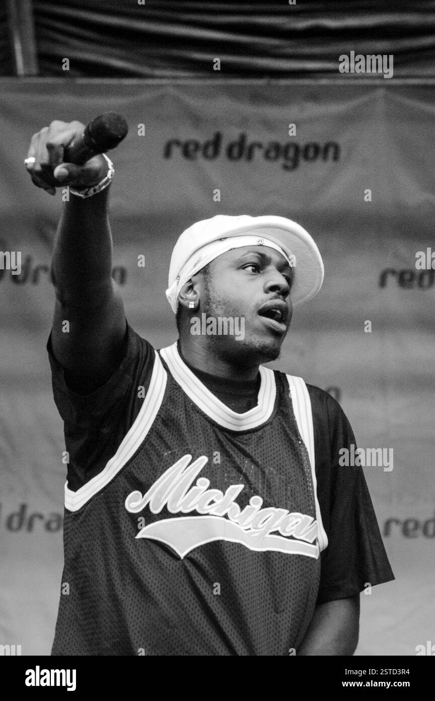 Ben Ofoedu vom Pop Band INTENSO PROJEKT. Red Dragon FM Party in the Park, Coopers Field, Cardiff, Juli 2003. Foto: ROB WATKINS. INFO: Intenso Project ist eine englische Musikgruppe, die aus Sänger Ben Ofoedu, DJ Rods und Leigh Guest (von Double Trouble) besteht. In den UK Singles Charts hatte die Band Hits wie Luv da Sunshine, Your Music mit Laura Jaye und Get IT On mit Lisa Scott-Lee, die jeweils die Plätze 22, 32 und 23 erreichten. Stockfoto