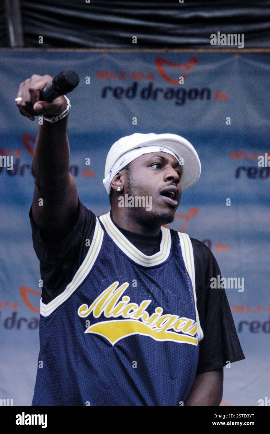 Ben Ofoedu vom Pop Band INTENSO PROJEKT. Red Dragon FM Party in the Park, Coopers Field, Cardiff, Juli 2003. Foto: ROB WATKINS. INFO: Intenso Project ist eine englische Musikgruppe, die aus Sänger Ben Ofoedu, DJ Rods und Leigh Guest (von Double Trouble) besteht. In den UK Singles Charts hatte die Band Hits wie Luv da Sunshine, Your Music mit Laura Jaye und Get IT On mit Lisa Scott-Lee, die jeweils die Plätze 22, 32 und 23 erreichten. Stockfoto